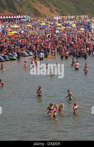 Bournemouth, Regno Unito 14 luglio 2013. British Heart Foundation molo di Bournemouth Pier nuotare, il più grande carità nuotare in Europa come sostenitori coraggiosi il canale in inglese in questo 1.4 miglio open water swim, partendo dal molo di Bournemouth nuotatori sono messi alla prova in questa impegnativa mare che nuotano lungo il litorale di Boscombe Pier. Nuotatori prendere al mare nella soffocante temperature, nonché evitando di masse di visitatori in mare, sperando di sollevare £180.000 per la carità. Ci si aspetta che siano circa 1.200 al mezzogiorno di partenza, la seconda delle nuotate. Credito: Carolyn Jenkins/Alamy Live News Foto Stock