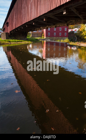 Bridgeton ponte coperto più grande Raccoon Creek in Parke County, Indiana, Stati Uniti d'America Foto Stock