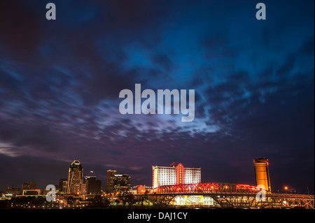 Shreveport skyline dalla Louisiana Boardwalk Shopping Centre, Bossier City, Louisiana, Stati Uniti d'America Foto Stock