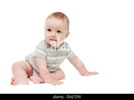 Bella happy baby boy seduto su sfondo bianco Foto Stock