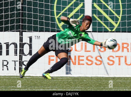 Luglio 14, 2013 - Portland, OR, Stati Uniti d'America - 14 Luglio 2013 - Portland, Oregon, Stati Uniti d'America. Portland portiere Karina LeBlanc blocca un calcio di punizione da Western New York Flash @20 Abby Wambach per mantenere il punteggio legato a 1-1 match tra la visita del Western New York Flash e il Portland spine a Jeld Wen Stadium, Portland, O Foto Stock