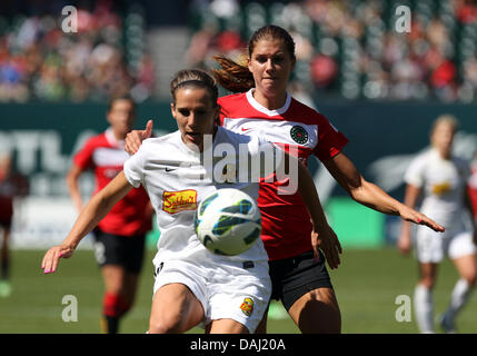 Luglio 14, 2013 - Portland, OR, Stati Uniti d'America - 14 Luglio 2013 - Portland, Oregon, Stati Uniti d'America. #6 Angela Salem di Western New Yoirk e #13 Alex Morgan di Portland su una rotta di collisione che Morgan sinistro sul terreno per diversi minuti successivamente durante il match NWSL tra la visita a New York occidentale il flash e il Portland spine a Jeld Wen Stadium, Portland, O Foto Stock