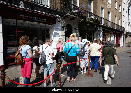 Coda di turisti al di fuori di Sherlock Holmes Museum 221b di Baker Street London, England Regno Unito Foto Stock