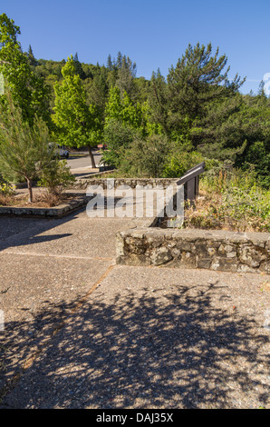 Whiskeytown California degli Stati Uniti. Passerella di pietra a trascurare per Whiskeytown Lago Foto Stock