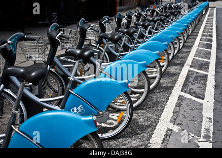 Una fila ravvicinata di biciclette blu in affitto turistico a Dublino, Irlanda, Europa, paesaggi, ciclismo, POV Pantone Blues, FS 9,42 300 ppi Foto Stock