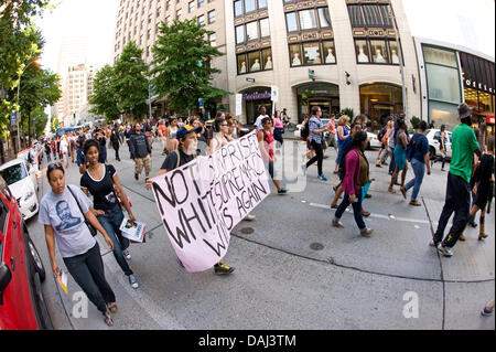 Seattle, Washington, USA. Il 14 luglio 2013. Le persone prendono a Seattle per le strade per protestare contro la sentenza di assoluzione di George Zimmerman che è stata cancellata di tutti gli addebiti in data 13 luglio in riprese la morte di 17-anno-vecchio Trayvon Martin. Credito: Mason Vranish/Alamy Live News Foto Stock