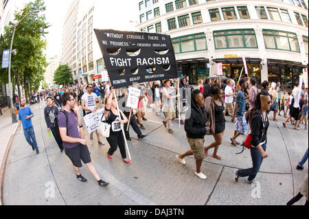 Seattle, Washington, USA. Il 14 luglio 2013. Le persone prendono a Seattle per le strade per protestare contro la sentenza di assoluzione di George Zimmerman che è stata cancellata di tutti gli addebiti in data 13 luglio in riprese la morte di 17-anno-vecchio Trayvon Martin. Credito: Mason Vranish/Alamy Live News Foto Stock