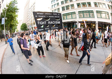 Seattle, Washington, USA. Il 14 luglio 2013. Le persone prendono a Seattle per le strade per protestare contro la sentenza di assoluzione di George Zimmerman che è stata cancellata di tutti gli addebiti in data 13 luglio in riprese la morte di 17-anno-vecchio Trayvon Martin. Credito: Mason Vranish/Alamy Live News Foto Stock