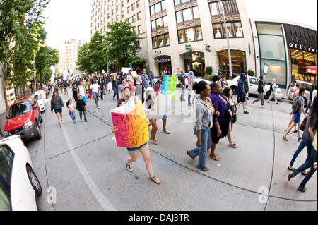 Le persone prendono a Seattle per le strade per protestare contro la sentenza di assoluzione di George Zimmerman che è stata cancellata di tutti gli addebiti in data 13 luglio in riprese la morte di 17-anno-vecchio Trayvon Martin. Foto Stock