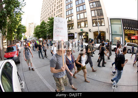 Le persone prendono a Seattle per le strade per protestare contro la sentenza di assoluzione di George Zimmerman che è stata cancellata di tutti gli addebiti in data 13 luglio in riprese la morte di 17-anno-vecchio Trayvon Martin. Foto Stock