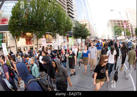 Le persone prendono a Seattle per le strade per protestare contro la sentenza di assoluzione di George Zimmerman che è stata cancellata di tutti gli addebiti in data 13 luglio in riprese la morte di 17-anno-vecchio Trayvon Martin. Foto Stock