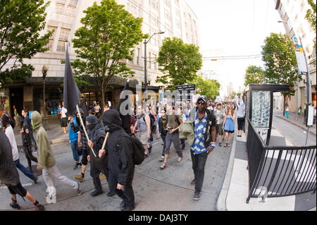 Le persone prendono a Seattle per le strade per protestare contro la sentenza di assoluzione di George Zimmerman che è stata cancellata di tutti gli addebiti in data 13 luglio in riprese la morte di 17-anno-vecchio Trayvon Martin. Foto Stock