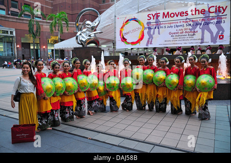 Scuola malese ragazze in Festival della Gioventù di Singapore Foto Stock