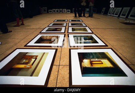 Impostazione mostra fotografica museo nazionale prima del lancio 6 incontri africani della fotografia di Bamako Mali Novembre 2005 Foto Stock