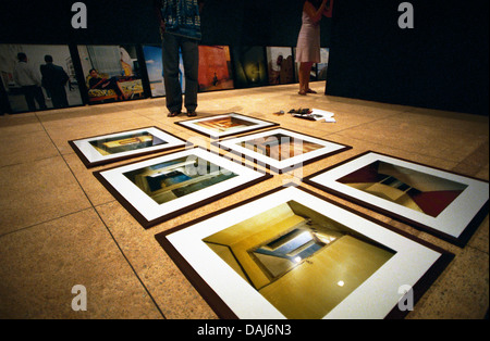 Impostazione mostra fotografica museo nazionale prima del lancio 6 incontri africani della fotografia di Bamako Mali Novembre 2005 Foto Stock