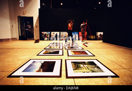 Impostazione mostra fotografica museo nazionale prima del lancio 6 incontri africani della fotografia di Bamako Mali Novembre 2005 Foto Stock