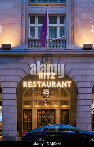 The Ritz London, Londra, Regno Unito. Architetto: Charles Mewes & Arthur Davis, 1906. Vista del Ritz restaurant sign illuminato Foto Stock