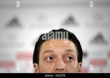 Nazionale tedesco di giocatore di calcio Mesut Oezil parla nel corso di una conferenza stampa della nazionale di calcio presso il Palazzo elettorale a Mainz, Germania, 23 marzo 2011. Il team precedentemente praticato per la partita di qualificazione del Campionato Europeo di calcio contro il Kazakistan il 26 marzo 2011. Foto: Fredrik Von Erichsen Foto Stock