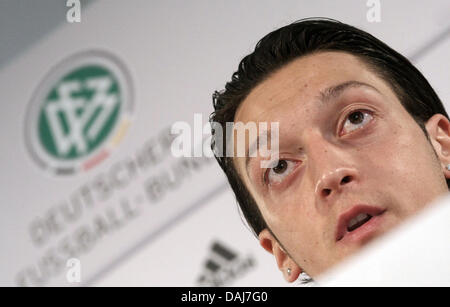 Nazionale tedesco di giocatore di calcio Mesut Oezil parla nel corso di una conferenza stampa della nazionale di calcio presso il Palazzo elettorale a Mainz, Germania, 23 marzo 2011. Il team precedentemente praticato per la partita di qualificazione del Campionato Europeo di calcio contro il Kazakistan il 26 marzo 2011. Foto: Fredrik Von Erichsen Foto Stock