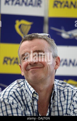 La foto mostra il presidente del consiglio di amministrazione di basso costo irlandese compagnia aerea Ryanair Michael O'Leary in occasione di una conferenza stampa presso l'aeroporto Hahn a Lautzenhausen, Germania il 23 marzo 2011. I costi per la manutenzione hangar erano 25 milioni di euro e la manutenzione delle 267 piani Ryainair creerà 200 nuovi posti di lavoro. Foto: THOMAS FREY Foto Stock