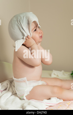 Madre rubing giù la sua bambina capelli con prato dopo la doccia Foto Stock