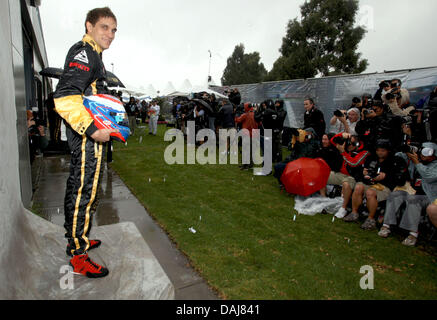 La foto mostra il russo pilota di Formula Uno Vitaly Petrov della Renault durante la sessione fotografica presso il paddock della Australian Grand Prix di Formula 1 sul circuito dell'Albert Park di Melbourne, Australia, 24 marzo 2011. Il Gran Premio di Formula Uno di Australia avrà luogo il 27 marzo 2011. Foto: Jens Buettner Foto Stock