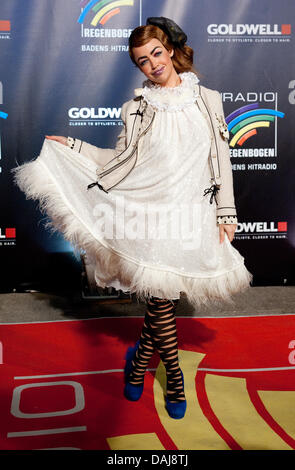 Cantante danese Aura Dione arriva per il XIII Radio Regenbogen Award a Karlsruhe, Germania, 25 marzo 2011. Il Mannheim basata sulla stazione radio premi il premio a circa una dozzina di personaggi del mondo dei media e della politica. Foto: Uwe Anspach Foto Stock