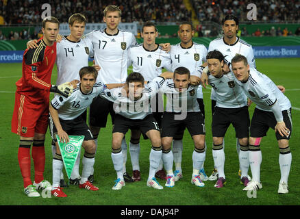 Il team tedesco (back-L-R) Manuel Neuer, Holger Badstuber, Per Mertesacker, Miroslav KLOSE, Dennis Aogo , Sami Khedira (anteriore L-R) Philipp Lahm, Thomas Müller, Lukas Podolski , Mesut Özil, Bastian SCHWEINSTEIGER prima della UEFA EURO 2012 Gruppo di qualifica di una partita di calcio tra la Germania e il Kazakistan al Fritz-Walter stadium in Kaiserslautern, Germania, 26 marzo 2011. Foto: Ronald Foto Stock