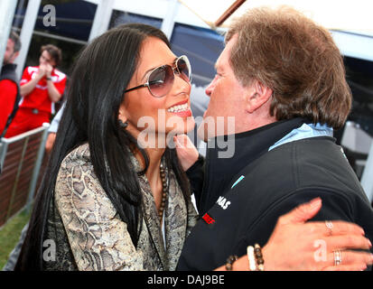 La foto mostra Lewis Hamilton della ragazza cantante Nicole Scherzinger kissing direttore responsabile di Mercedes Motorsport, Tedesco Norbert Haug, al paddock della Australian Grand Prix di Formula 1 sul circuito dell'Albert Park di Melbourne, in Australia il 27 marzo 2011. Foto: Jens Buettner Foto Stock