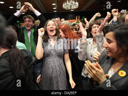 I membri del Partito Verde allegria dopo aver guardato la prima elezione meteo nel Palatinato alle elezioni statali in Mainz, Germania, 27 marzo 2011. 3.1 milioni di cittadini avevano il diritto di voto. 655 candidati gestiva le elezioni per 101 seggi al parlamento di stato in Mainz. Foto: Oliver Berg Foto Stock