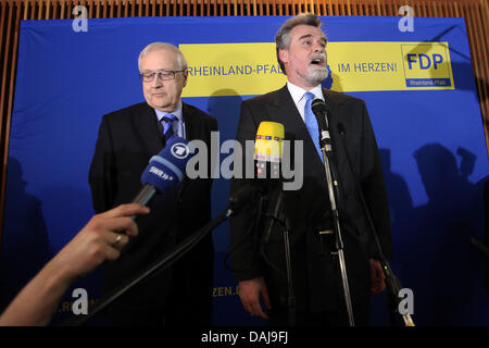 Economia tedesca il Ministro Rainer Bruederle (L) della FDP e il FDP del candidato superiore Herbert Mertin dare una dichiarazione dopo le prime elezioni previsione nel Palatinato alle elezioni statali in Mainz, Germania, 27 marzo 2011. 3.1 milioni di cittadini avevano il diritto di voto. 655 candidati gestiva le elezioni per 101 seggi al parlamento di stato in Mainz. Foto: Fredrik von Erichsen Foto Stock