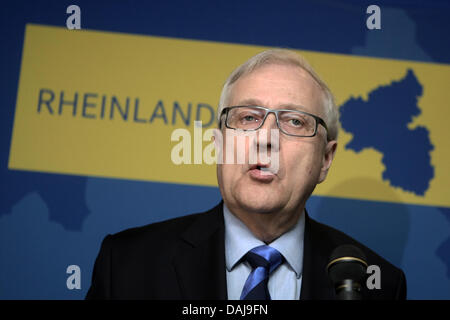 Economia tedesca il Ministro Rainer Bruederle della FDP dà una dichiarazione dopo le prime elezioni previsione nel Palatinato alle elezioni statali in Mainz, Germania, 27 marzo 2011. 3.1 milioni di cittadini avevano il diritto di voto. 655 candidati gestiva le elezioni per 101 seggi al parlamento di stato in Mainz. Foto: Fredrik von Erichsen Foto Stock