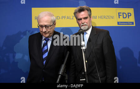 Economia tedesca il Ministro Rainer Bruederle (L) della FDP e il FDP del candidato superiore Herbert Mertin dare una dichiarazione dopo le prime elezioni previsione nel Palatinato alle elezioni statali in Mainz, Germania, 27 marzo 2011. 3.1 milioni di cittadini avevano il diritto di voto. 655 candidati gestiva le elezioni per 101 seggi al parlamento di stato in Mainz. Foto: Fredrik von Erichsen Foto Stock