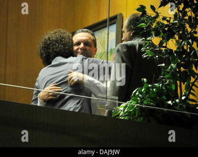 Una donna che abbraccia il Premier del Baden-Württemberg Stefan Mappus (CDU) nel suo ufficio a Baden-Wuerttemberg è stato il Parlamento a Stoccarda, Germania, 27 marzo 2011. La CDU ha dovuto accettare una amara sconfitta nel 2011 Baden-Wuerttemberg alle elezioni statali. Foto: Boris Roessler Foto Stock