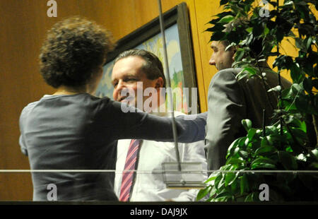 Una donna che abbraccia il Premier del Baden-Württemberg Stefan Mappus (CDU) nel suo ufficio a Baden-Wuerttemberg è stato il Parlamento a Stoccarda, Germania, 27 marzo 2011. La CDU ha dovuto accettare una amara sconfitta nel 2011 Baden-Wuerttemberg alle elezioni statali. Foto: Boris Roessler Foto Stock