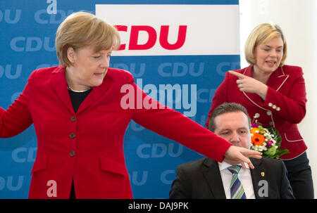 (L-R) il Cancelliere tedesco Angela Merkel, cristiano-democratici (CDU) top candidati Stefan Mappus per Baden-Wuerttemberg e Julia Kloeckner per la Renania Palatinato arriva per una sedia CDU incontro sul risultato della Renania Palatinato e Baden Wuerttemberg alle elezioni statali al CDU sede federale a Berlino, Germania, 28 marzo 2011. Foto: MICHAEL KAPPELER Foto Stock