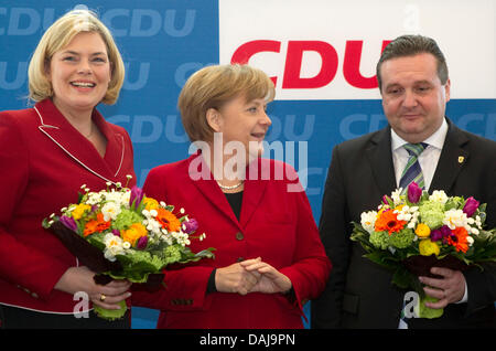 Il cancelliere tedesco Angela Merkel (C) e i cristiano-democratici (CDU) top candidati Stefan Mappus per Baden-Wuerttemberg (R) e Julia Kloeckner per la Renania Palatinato (L) arrivano a una sedia CDU incontro sul risultato della Renania Palatinato e Baden Wuerttemberg alle elezioni statali al CDU sede federale a Berlino, Germania, 28 marzo 2011. Foto: MICHAEL KAPPELER Foto Stock