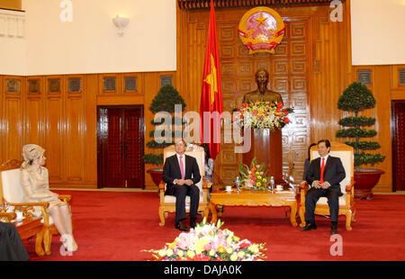 Primo Ministro vietnamita Nguyen Tan Dung (R) accoglie favorevolmente la principessa Maxima dei Paesi Bassi e del Principe Ereditario Willem-Alexander ad Hanoi, Vietnam, 28 marzo 2011. La Dutch crown prince giovane è su una quattro giorni di visita in Vietnam. Foto: Albert Nieboer (PAESI BASSI) Foto Stock