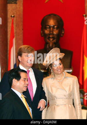 Primo Ministro vietnamita Nguyen Tan Dung (L) accoglie favorevolmente la principessa Maxima dei Paesi Bassi e del Principe Ereditario Willem-Alexander (C) ad Hanoi, Vietnam, 28 marzo 2011. La Dutch crown prince giovane è su una quattro giorni di visita in Vietnam. Foto: Albert Nieboer (PAESI BASSI) Foto Stock