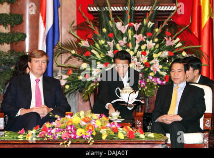 Primo Ministro vietnamita Nguyen Tan Dung (R) accoglie favorevolmente la principessa Maxima dei Paesi Bassi (al di fuori del frame) e principe Willem-Alexander (L) ad Hanoi, Vietnam, 28 marzo 2011. La Dutch crown prince giovane è su una quattro giorni di visita in Vietnam. Foto: Albert Nieboer (PAESI BASSI) Foto Stock