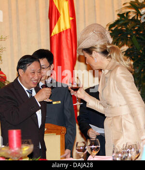 Vietnamese Vice Primo Ministro Pham Gia Khiem (L) accoglie favorevolmente la principessa Maxima dei Paesi Bassi ad Hanoi, Vietnam, 28 marzo 2011. La Dutch crown prince giovane è su una quattro giorni di visita in Vietnam. Foto: Albert Nieboer (PAESI BASSI) Foto Stock