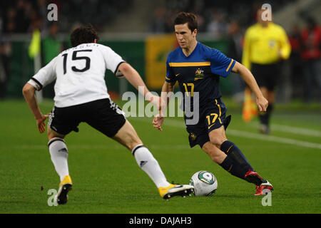 Repubblica federale di Germania Christian Traesch (L) il sistema VIES per la palla con il Austrialia Matthew McKay durante la international amichevole Germania vs. Australia al Borussia-Park-Stadium di Moenchengladbach, Germania, 29 marzo 2011. Foto: Revierfoto Foto Stock