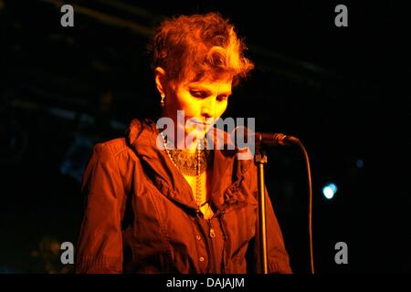 Il cantante canadese Alannah Myles esegue sul palco del club 'Colos-Saal' di Aschaffenburg, Germania, 28 marzo 2011. Myles è noto per il suo hit 'Black Velvet' dal 1990 ed è di nuovo sul palco dopo diversi anni di problemi di salute a seguito di un incidente. Foto: Susannah Vergau V. Foto Stock