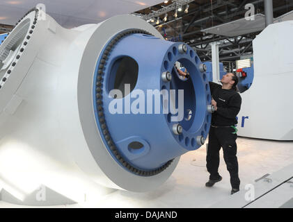 Il mozzo del rotore di una turbina eolica è visto presso lo stand per la società Fuhrlander presso il centro congressi per la Fiera di Hannover 2011 di Hannover, Germania, 30 marzo 2011. Più di 6500 espositori provenienti da 65 paesi sono attesi nelle prossime settimane al mondo la più grande fiera industriale a Hannover, Germania. Foto: Peter Steffen Foto Stock