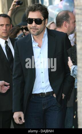 Attore spagnolo Javier Bardem assiste alla cerimonia in onore di sua moglie, attrice spagnola Penelope Cruz con una nuova stella sulla Hollywood Walk of Fame a Los Angeles, USA, il 01 aprile 2011. Foto: Hubert Boesl Foto Stock