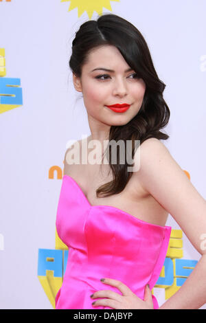 American teen attrice e cantante pop Miranda Cosgrove assiste il Nickelodeon Kids Choice Awards a Galen Center di Los Angeles, Stati Uniti d'America, 02 aprile 2011. Foto: Hubert Boesl Foto Stock