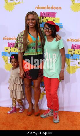 Cantante britannica Melanie Brown, noto anche come Mel B o "cary" Spice di Spice Girls fama, assiste il Nickelodeon Kids Choice Awards con i suoi bambini a Galen Center di Los Angeles, Stati Uniti d'America, 02 aprile 2011. Foto: Hubert Boesl Foto Stock