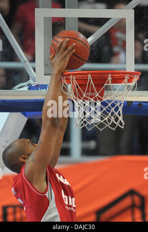 Bamberg's Reyshawn Terry lo prende per il cerchio durante la BBL Cup semifinali gioco Artland Dragons rispetto a cestelli Brose Bamberg a Stechert-Arena a Bamberg in Germania, 02 aprile 2011. Bamberg ha vinto 101-93 e va a Braunschweig in finale. Foto: David Ebener Foto Stock