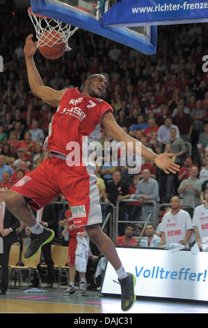 Bamberg's Reyshawn Terry lo prende per il cerchio durante la BBL Cup semifinali gioco Artland Dragons rispetto a cestelli Brose Bamberg a Stechert-Arena a Bamberg in Germania, 02 aprile 2011. Bamberg ha vinto 101-93 e va a giocare a Braunschweig in finale. Foto: David Ebener Foto Stock