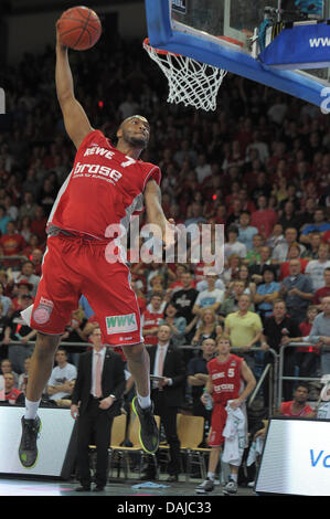 Bamberg's Reyshawn Terry lo prende per il cerchio durante la BBL Cup semifinali gioco Artland Dragons rispetto a cestelli Brose Bamberg a Stechert-Arena a Bamberg in Germania, 02 aprile 2011. Bamberg ha vinto 101-93 e va a giocare a Braunschweig in finale. Foto: David Ebener Foto Stock